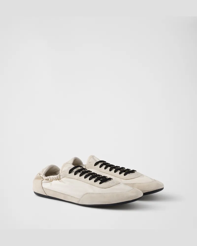 Prada Elastische Collapse Sneaker aus Re-Nylon und Wildleder Elfenbein