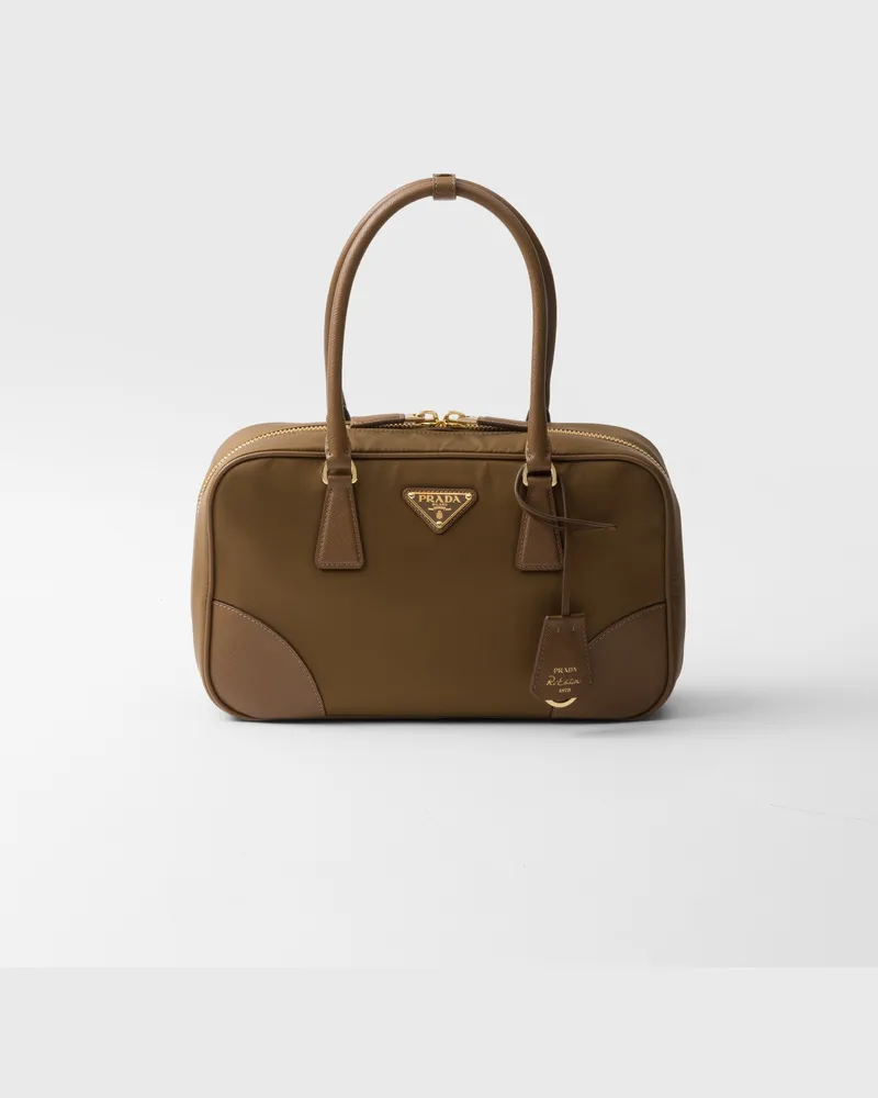 Prada Re-Edition 1978 Medium Tasche mit zwei Griffen aus Re-Nylon und Saffiano-Leder Korkbeige