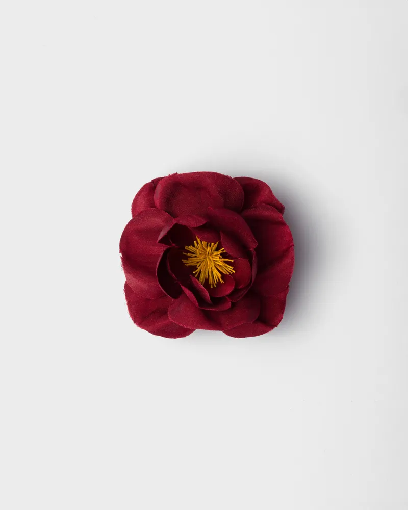 Prada Blumenbrosche aus Metall und Radzimir Kirschrot