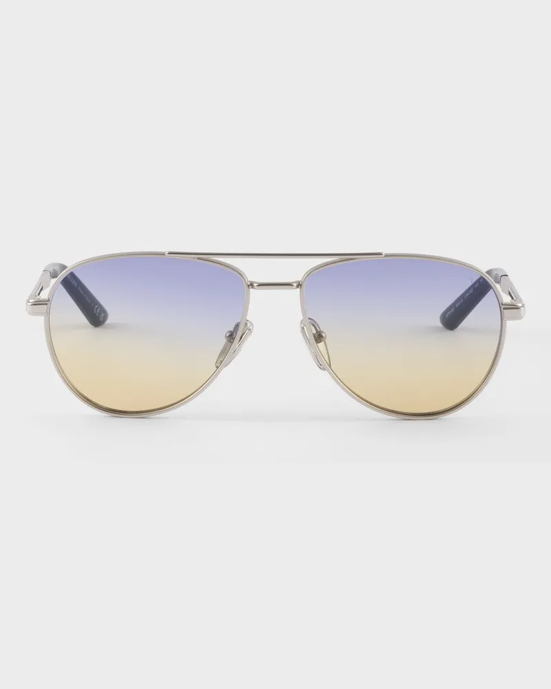 Prada Sonnenbrille mit der ikonischen Metallplakette Irisfarben