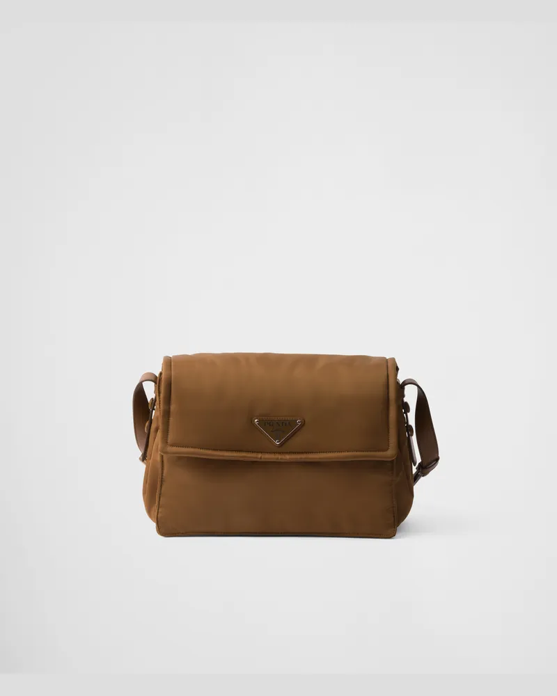 Prada Traveller Mittelgroße Schultertasche aus gepolstertem Re-Nylon Brandy