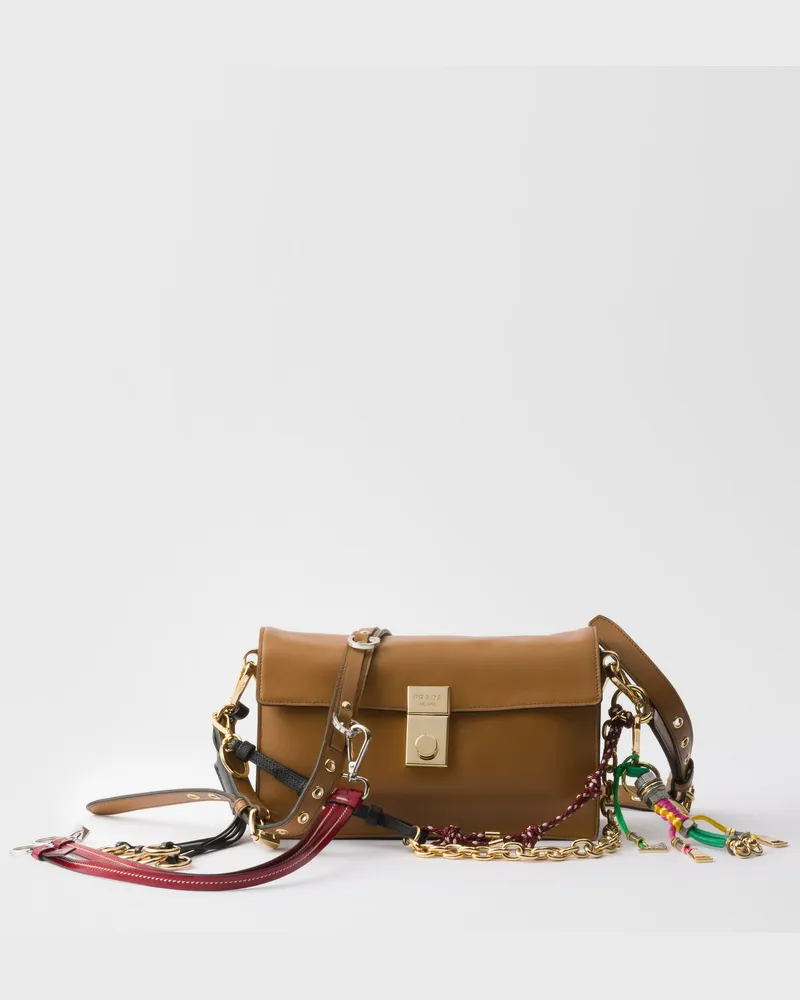 Prada Kleine  Soft Sound Schultertasche aus Leder mit Anhängern Karamell