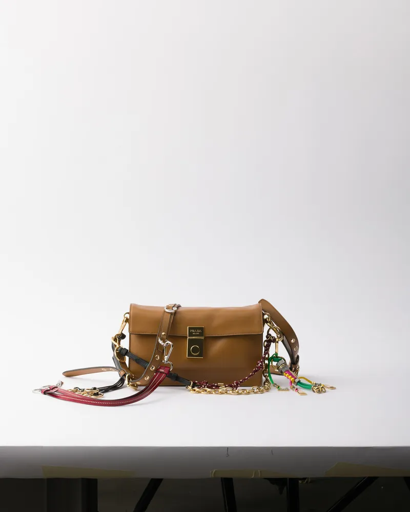 Prada Kleine  Soft Sound Schultertasche Aus Leder Mit Anhängern, Damen, Karamell Karamell