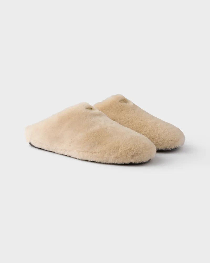 Prada Mules aus Lammfell Travertingrau