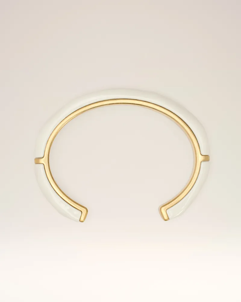 AMI Paris Armband aus gehämmertem und lackiertem Messing in Weiß Weiß Unisex Ivory