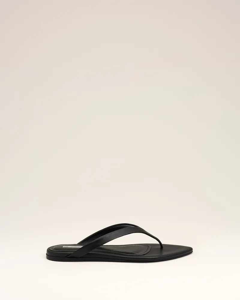 AMI Paris Flip-Flops aus schwarzem Lammleder mit spitzer Zehenpartie Schwarz für Damen Schwarz