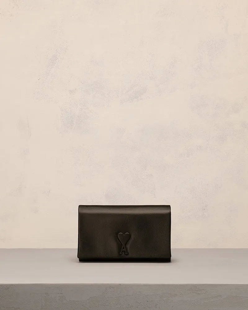 AMI Paris Voulez-Vous Portemonnaie aus schwarzem Glattleder mit Riemen Schwarz Unisex Schwarz