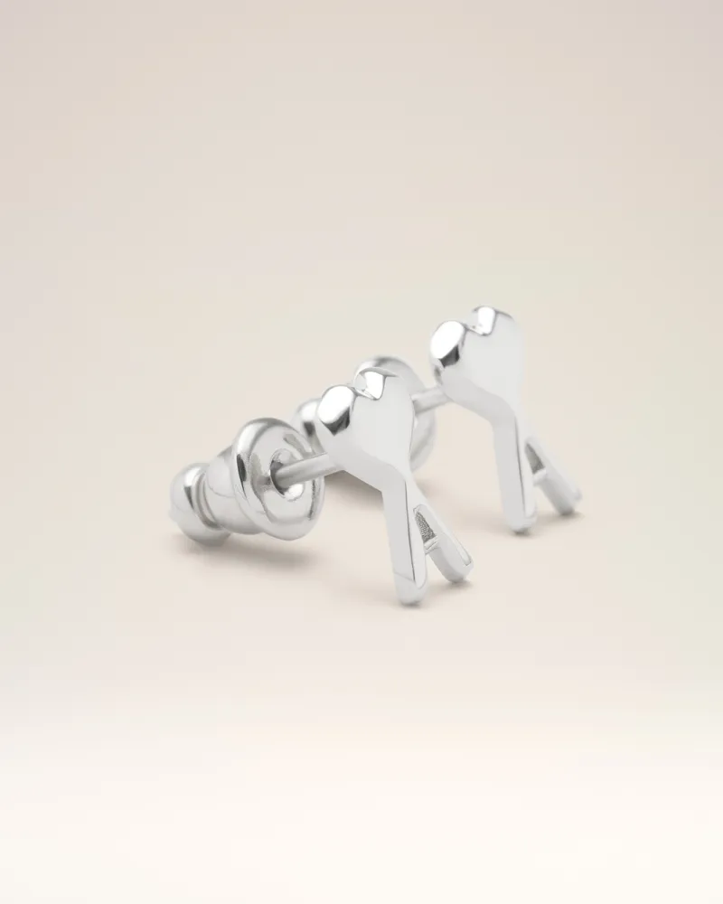 AMI Paris Ami De Coeur Ohrringe aus silberfarbenem Messing mit gehämmerter Oberfläche Grau Unisex Silber