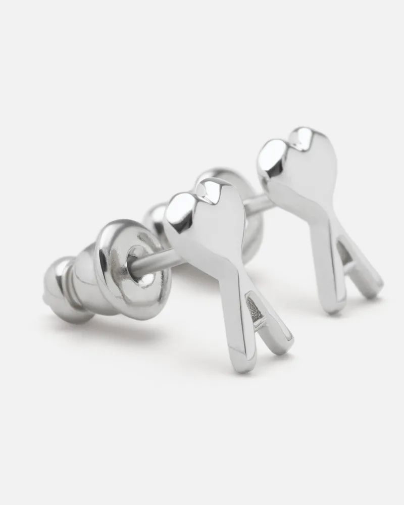 AMI Paris Ami De Coeur Ohrringe aus silberfarbenem Messing mit gehämmerter Oberfläche Grau Unisex Silber