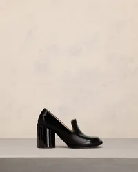 AMI Paris Plissierte Pumps mit spitz zulaufender Zehenpartie aus Glattleder. Schwarz Schwarz