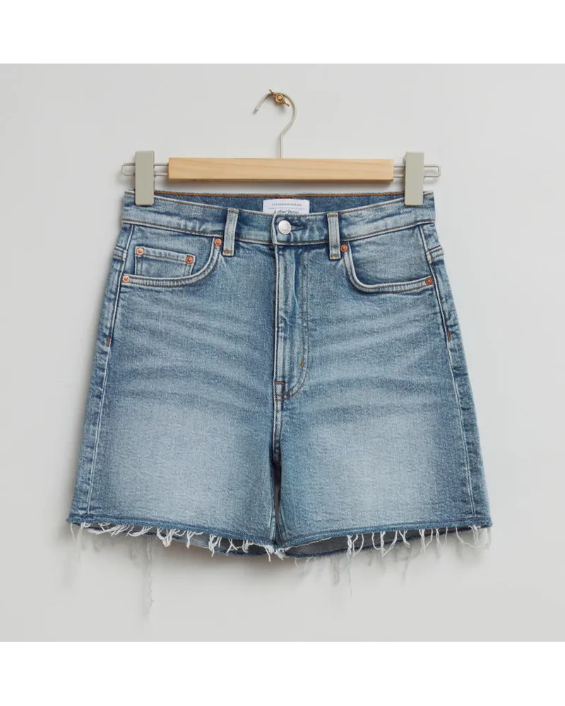 & Other Stories Jeansshorts mit Schmaler Passform Und Fransen - Blau Hellblau