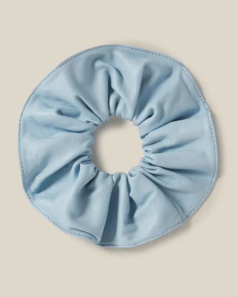 Claudie Pierlot Leder-Scrunchie mit Ziernaht Himmel-blau