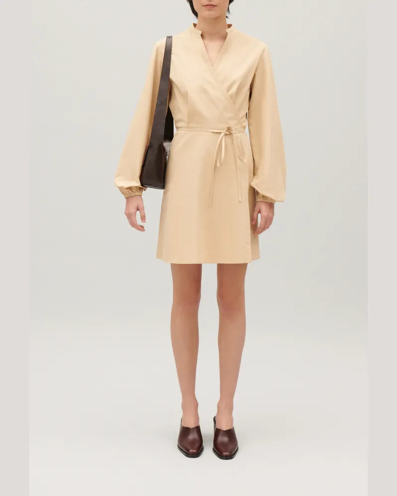 Claudie Pierlot Kurzes Wickelkleid mit Mao-Kragen Sand