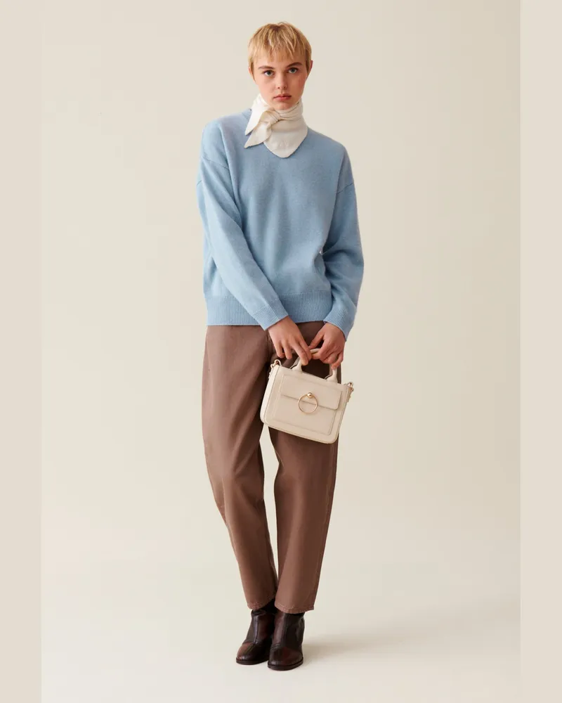 Claudie Pierlot Kaschmirpullover mit CP-Stickerei Himmel-blau