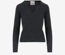 Wollpullover mit gestreiftem Muster anspielend