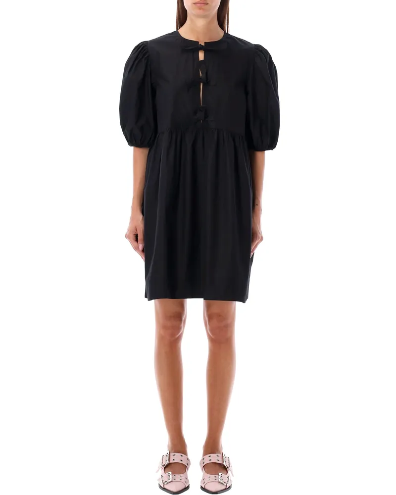 Ganni kleidet sich schwarz Black