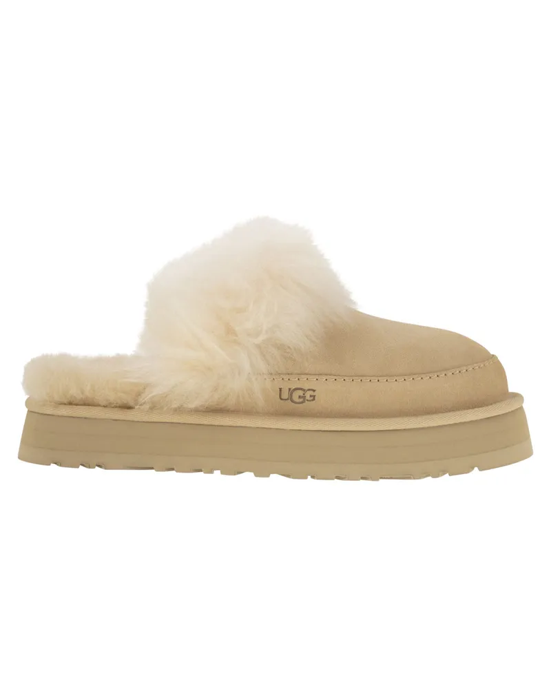 UGG Disquette Chalet Hausschuhe mit Fell und Plateau Sand