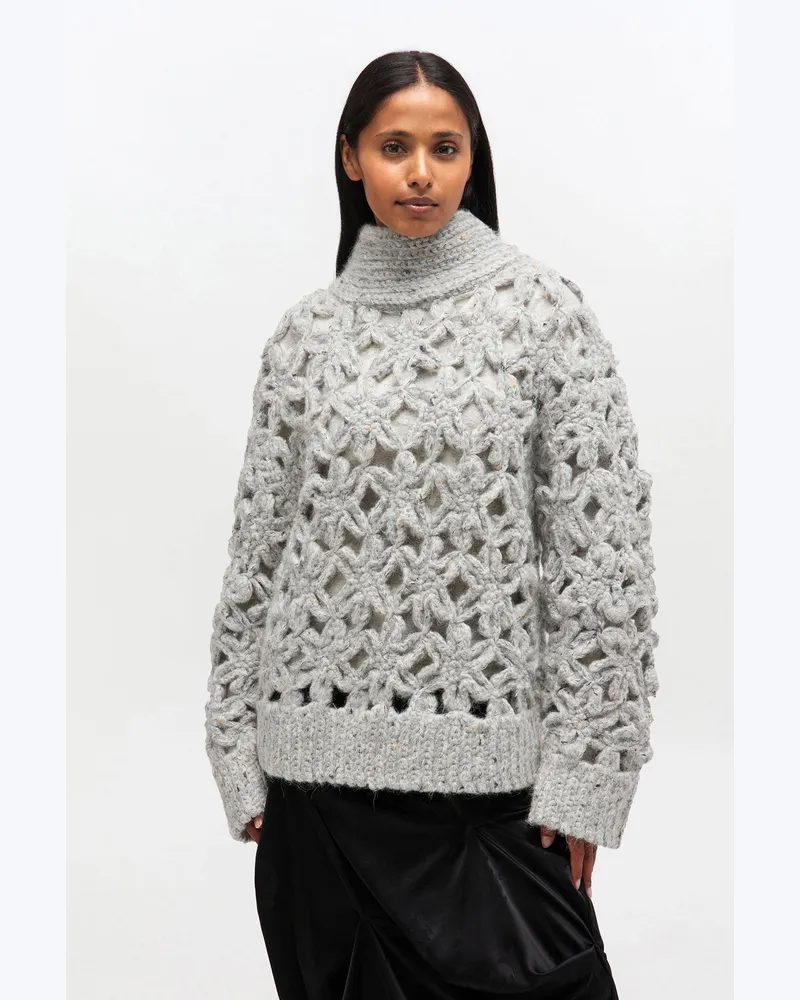 Ganni Grauer Häkelpullover mit Blumen grau Grau