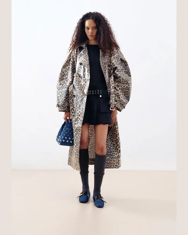 Ganni Trenchcoat aus laminierter Baumwolle mit Leopardenmuster braun Braun