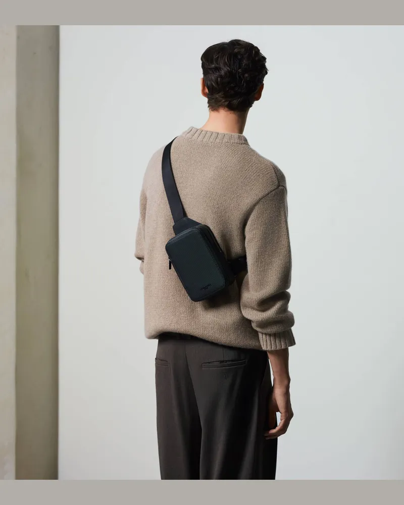 Le Tanneur Slingtasche Emile aus genarbtem Leder Black