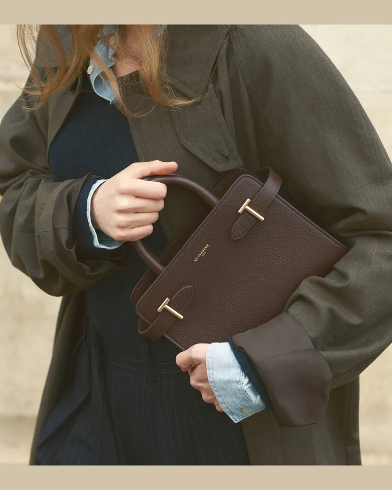 Le Tanneur Kleine Handtasche Emilie aus genarbtem Leder mit Trageriemen Braun
