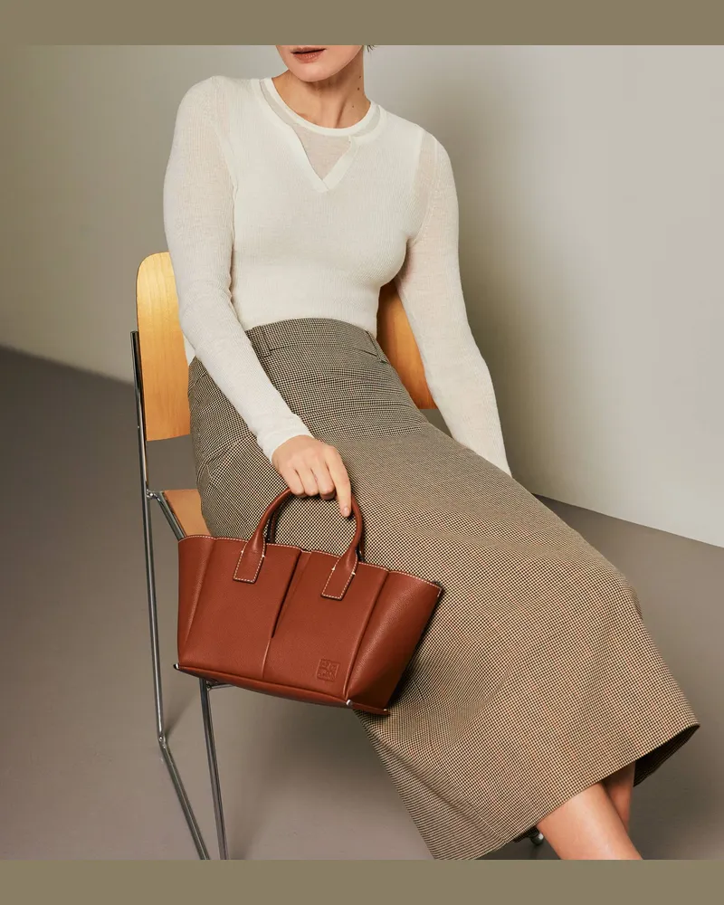 Le Tanneur Kleine Handtasche Elena aus genarbtem Leder Brown