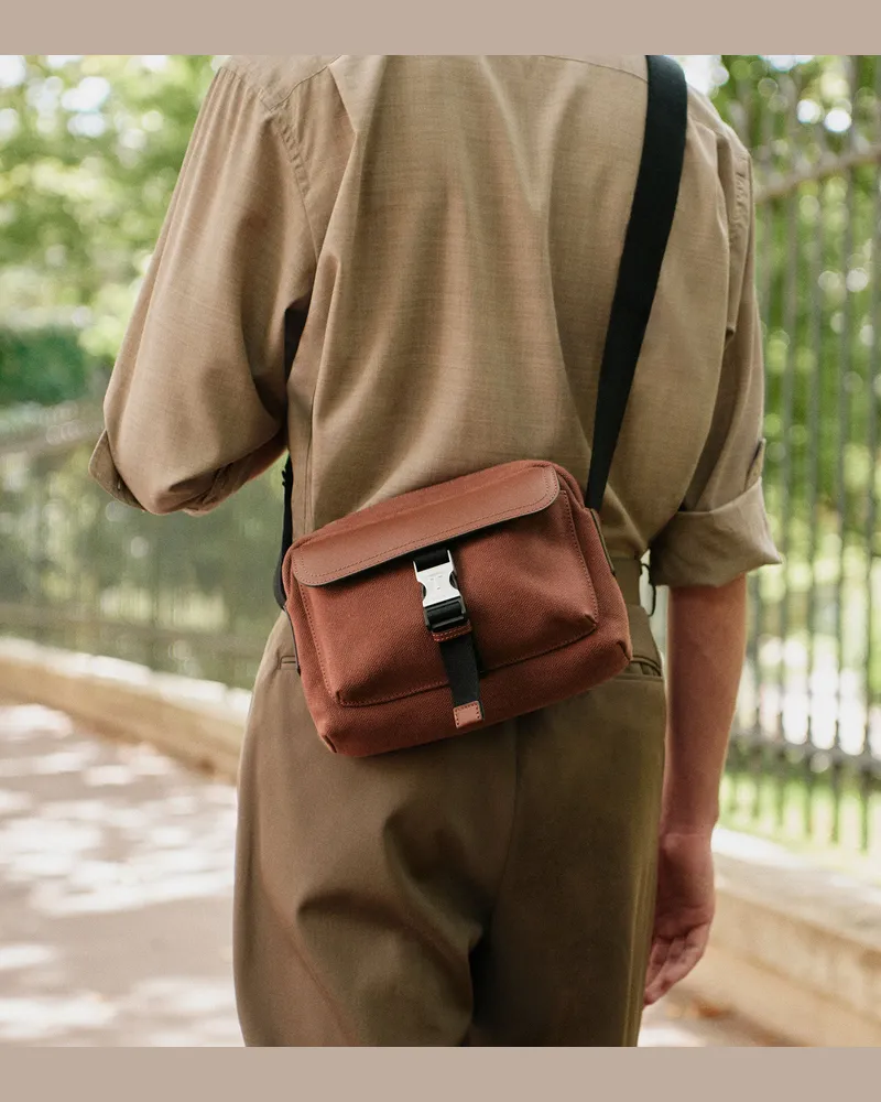 Le Tanneur Kleine Umhängetasche Maurice aus Baumwoll-Canvas und Glattleder Brown