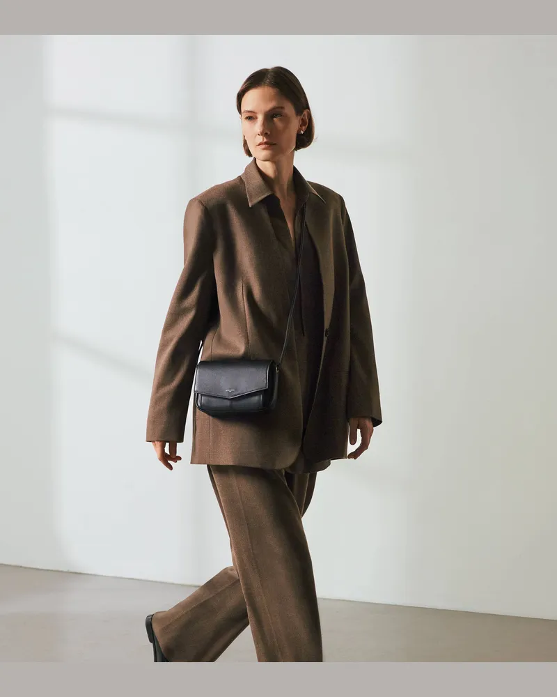 Le Tanneur Charlotte Clutch aus glattem Leder mit abnehmbarer Schulterriemen Black