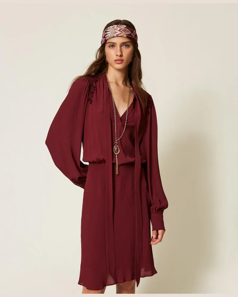 Twin-Set Kurzes Kleid aus Crêpe de Chine mit Stickerei Bordeaux