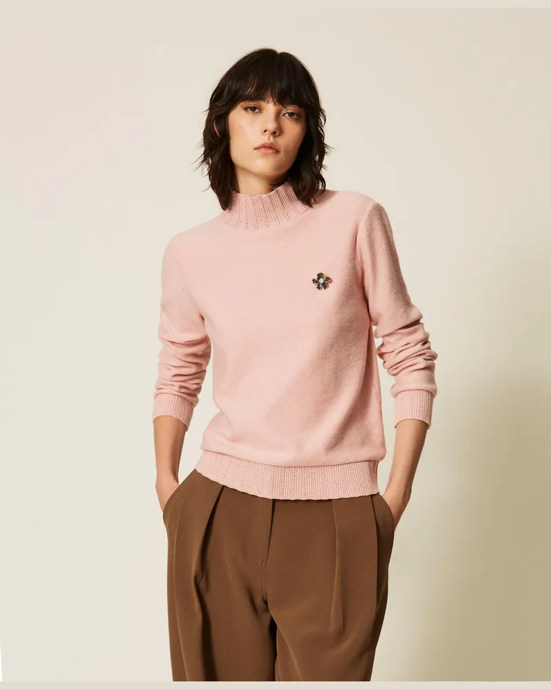 Twin-Set Pullover mit Rollkragen und Schmuckbrosche Powder