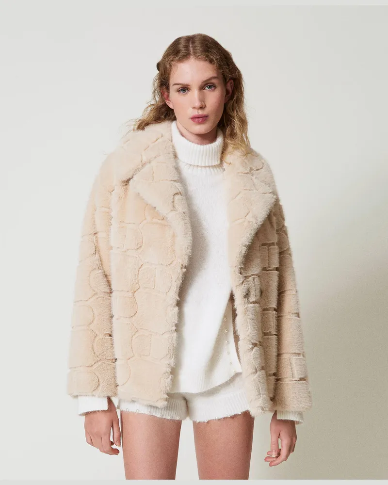 Twin-Set Jacken und Outerwear - Kurzmantel aus Pelzimitat mit Oval Ts, „White Cream", Größe „white