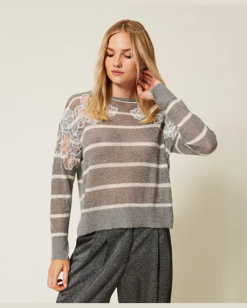 Twin-Set Pullover aus Mohairmischung mit Spitze und Schlitzen, Streifen Grau-Melange / Schneeweiß, Gestreift, Größe Streifen
