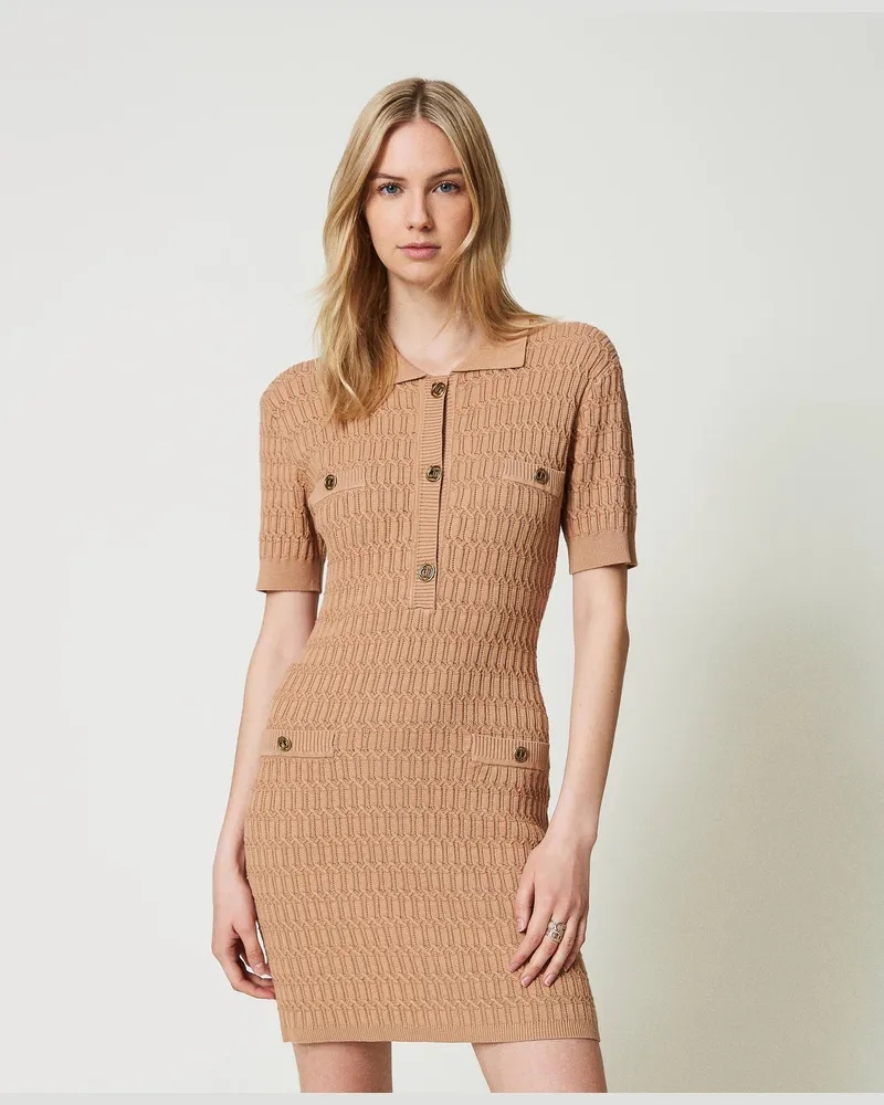 Twin-Set Kleider - Kurzes, figurbetontes Strickkleid mit Knöpfen, „Sandy Brown", Größe „sandy