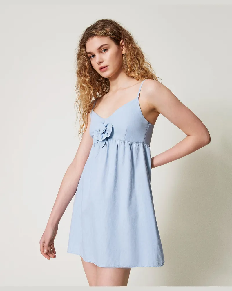 Twin-Set Kleider - Kurzes Kleid aus Chambray mit applizierter Rose, Helles Denimblau, Baumwolle, Größe Helles