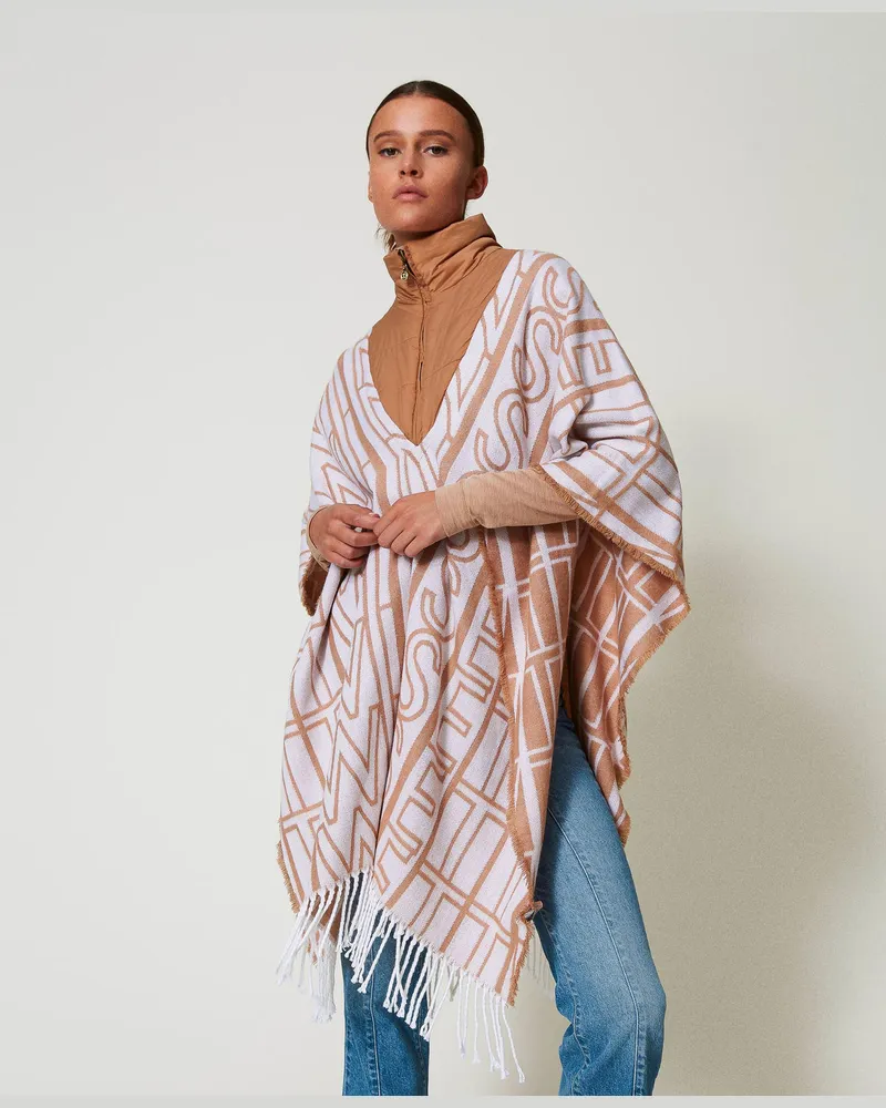 Twin-Set Jacken und Outerwear - Jacquardponcho mit Logos, „Sandy Brown", Einheitsgröße „sandy