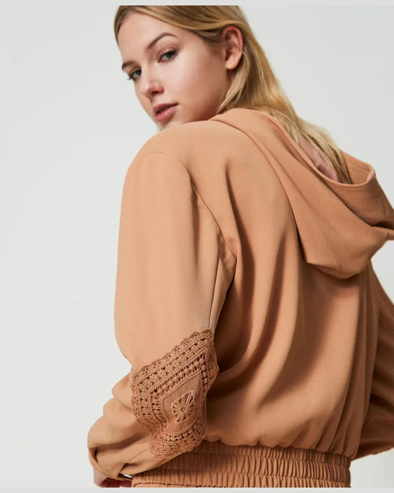 Twin-Set Jacken und Outerwear - Bomberjacke aus Krepp mit Makramee, „Hazelnut"-Braun, Spitze, Größe „hazelnut“-braun