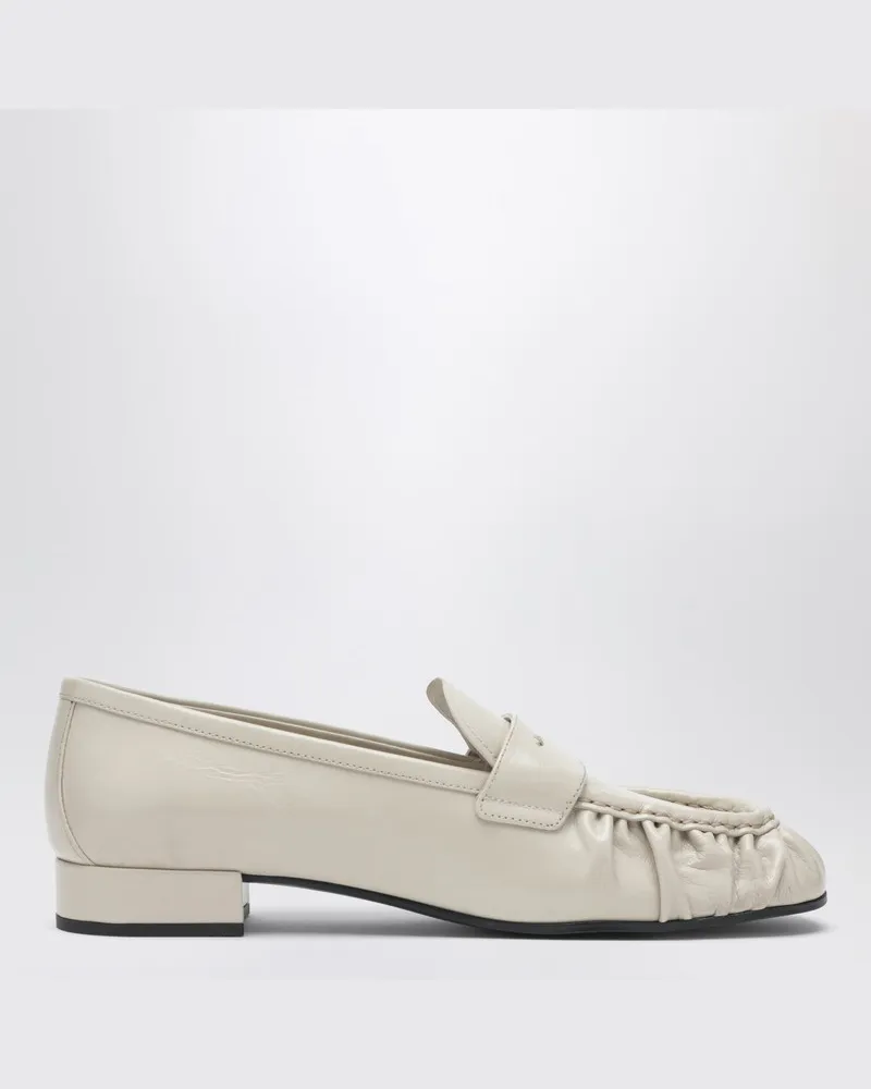 Prada Elfenbeinfarbener geraffter Loafer mit Logo Beige