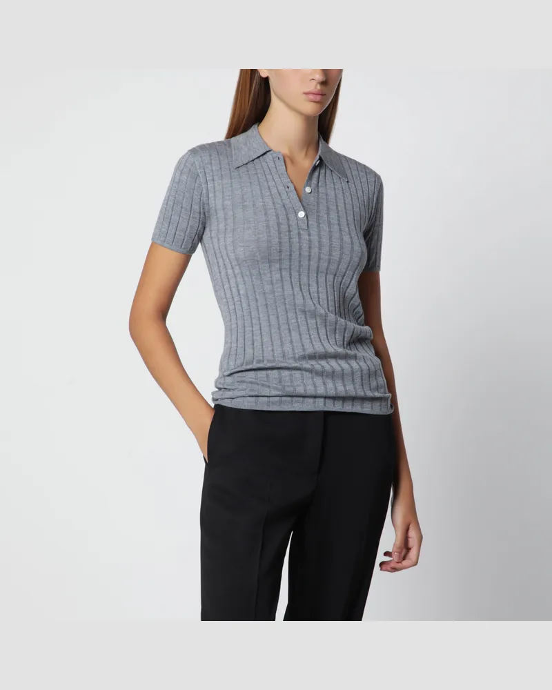 Totême Geripptes Poloshirt aus Kaschmir und Seide in Grau Mélange Grey