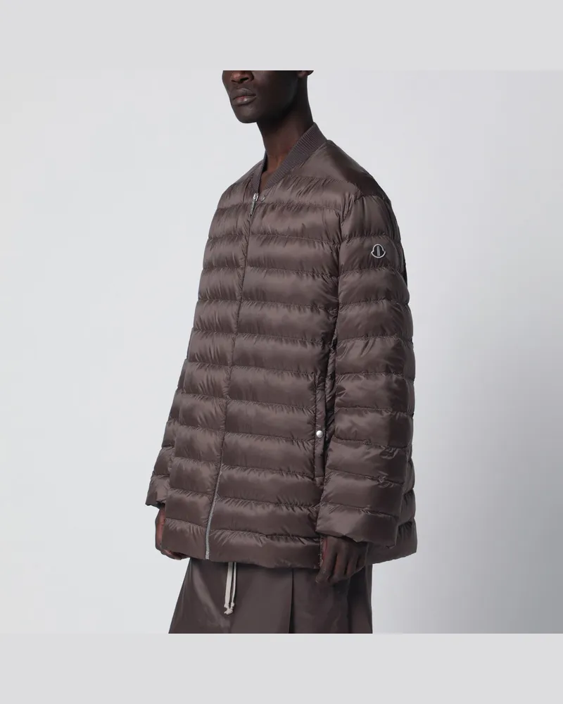 Moncler Gesteppte Daunenjacke mit Reißverschluss in Schlammfarbe Brown
