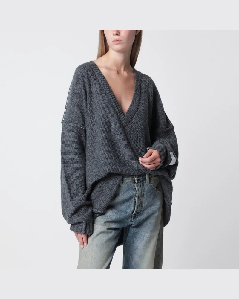 Maison Margiela Oversize-Pullover mit V-Ausschnitt aus Strick in Grau Mélange Grey