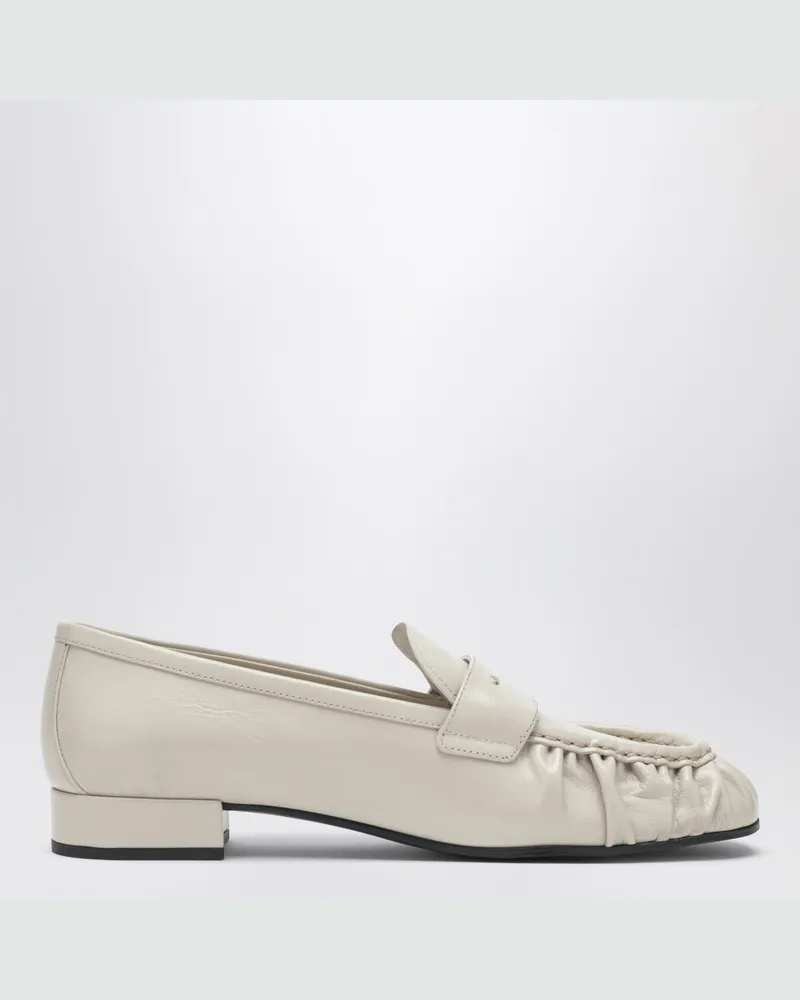 Prada Elfenbeinfarbener geraffter Loafer mit Logo Beige