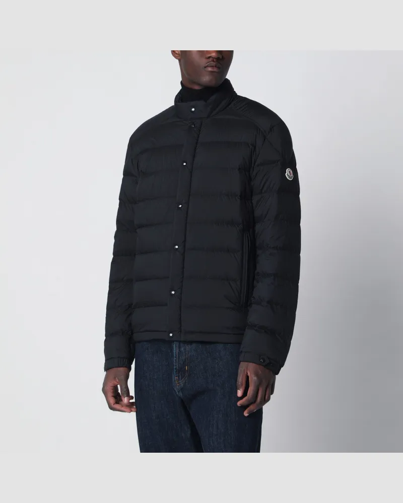 Moncler Slim-Fit Daunenjacke aus schwarzem Shell-Material mit aufgesetztem Logo 