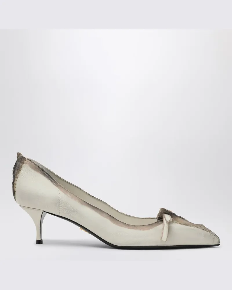 Prada Pumps aus gealtertem Leder in Talkfarbe Weiß