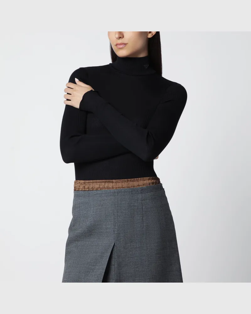 Prada Schwarzer gerippter Rollkragenpullover mit Dreieckslogo Black
