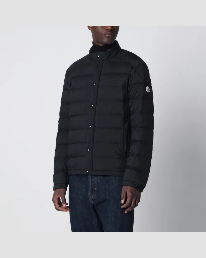 Moncler Slim-Fit Daunenjacke aus schwarzem Shell-Material mit aufgesetztem Logo Schwarz