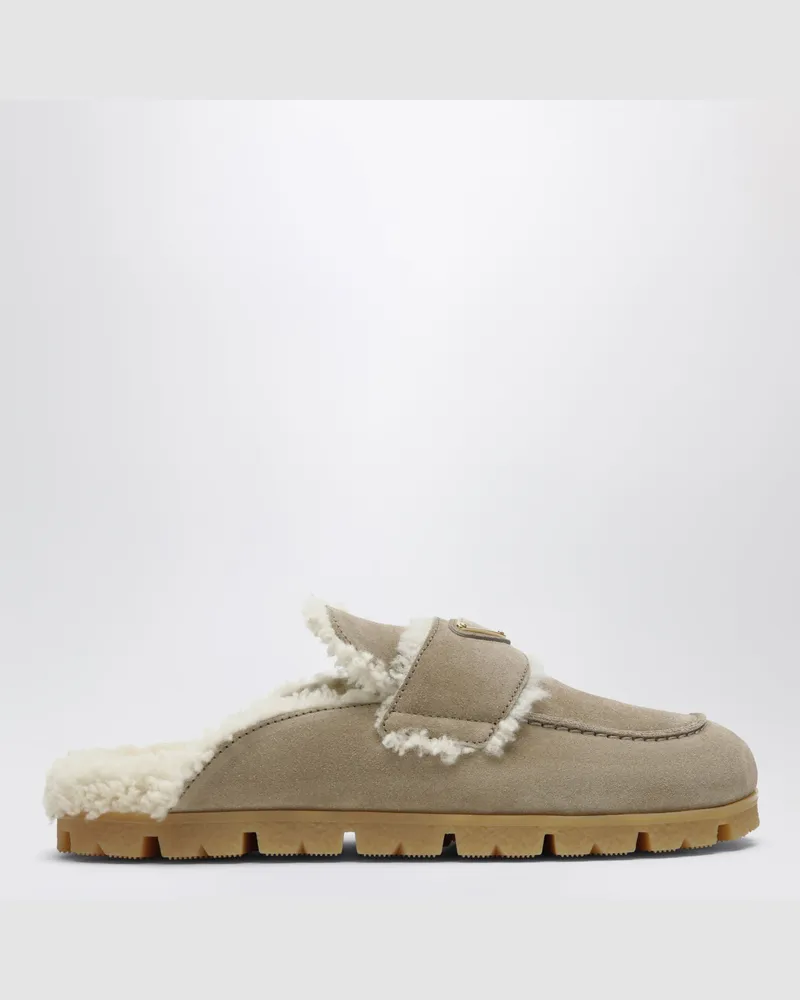 Prada Pantoletten aus Veloursleder und Lammfell in Desert Beige