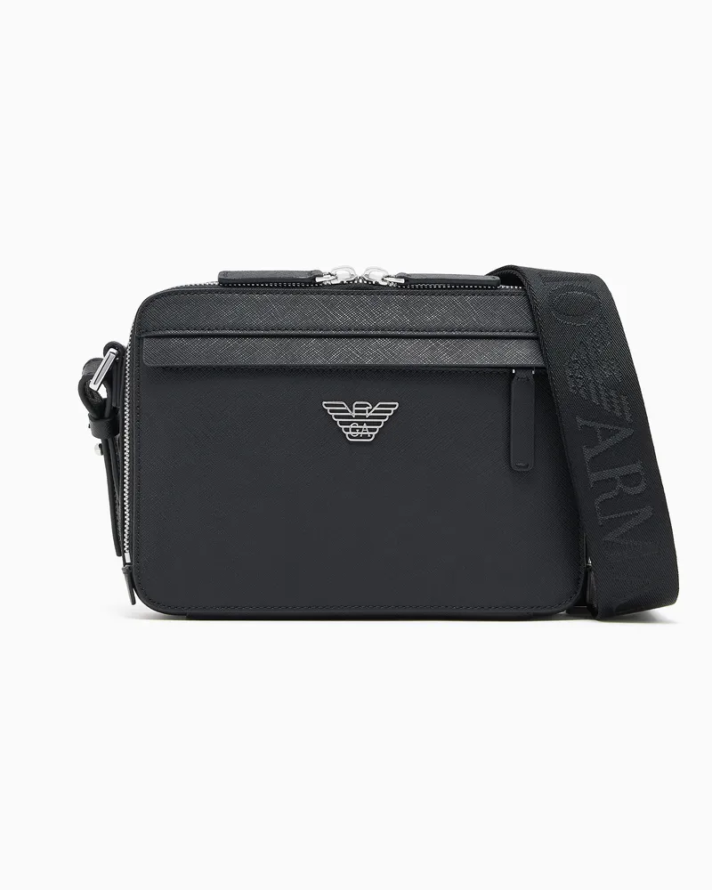 Emporio Armani ASV Mini-Kamera-Tasche aus neu aufbereitetem Saffiano-Leder mit Adler-Plakette Schwarz