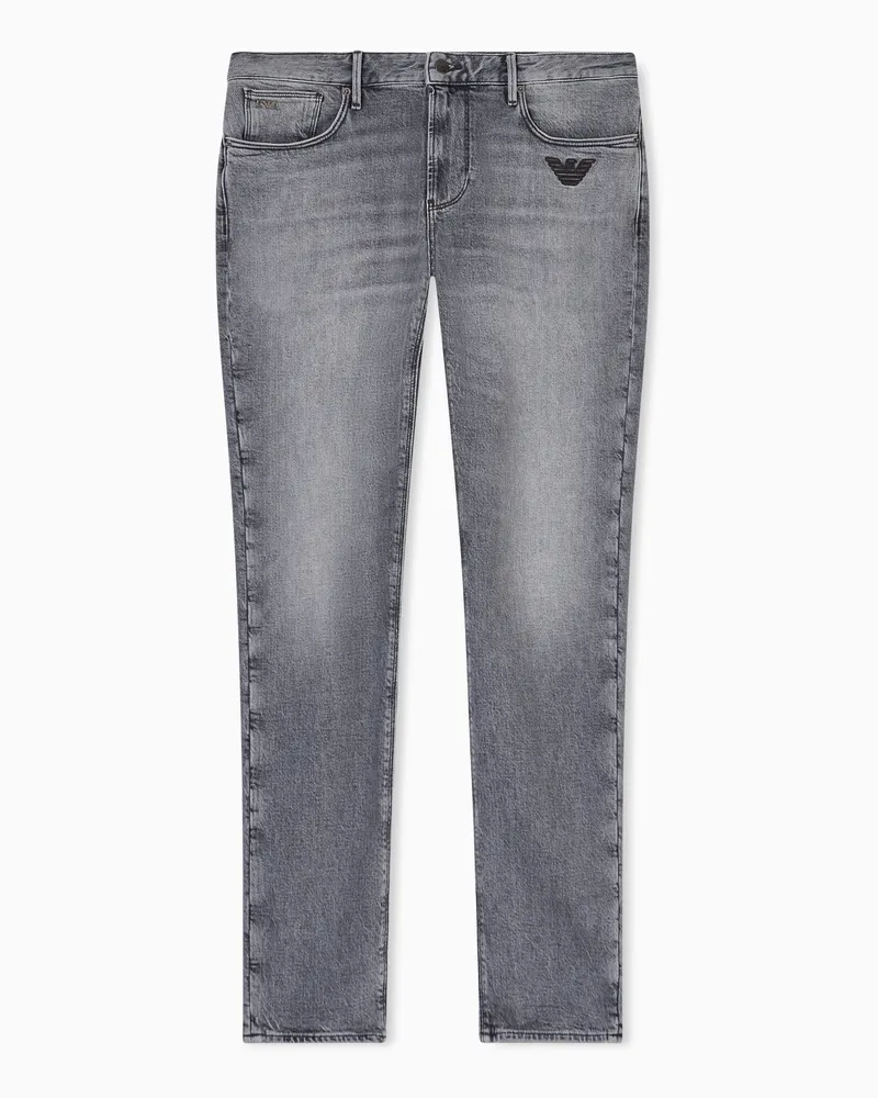 Emporio Armani Slim Fit Jeans J06 aus Denim mit Waschung und Adlerstickerei Grau