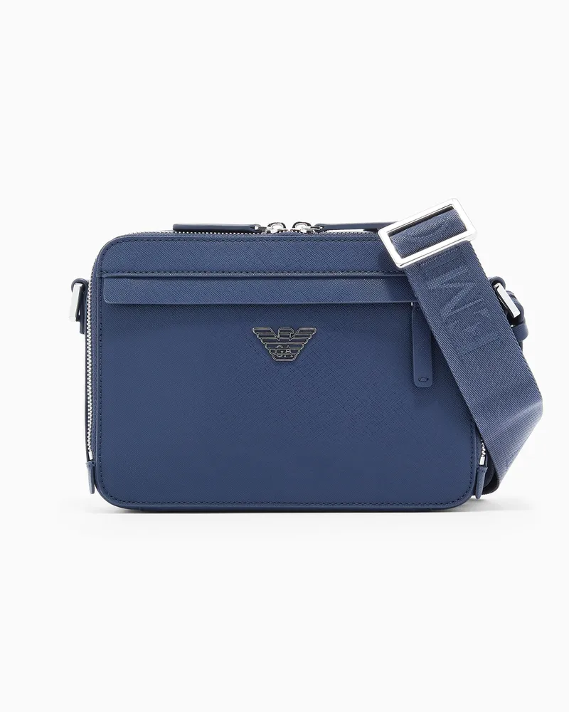 Emporio Armani ASV Mini-Kamera-Tasche aus neu aufbereitetem Saffiano-Leder mit Adler-Plakette Blau