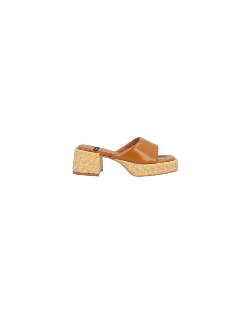 ÁNGEL ALARCÓN  SCHUHE - Sandalenauf YOOX.COM Senf